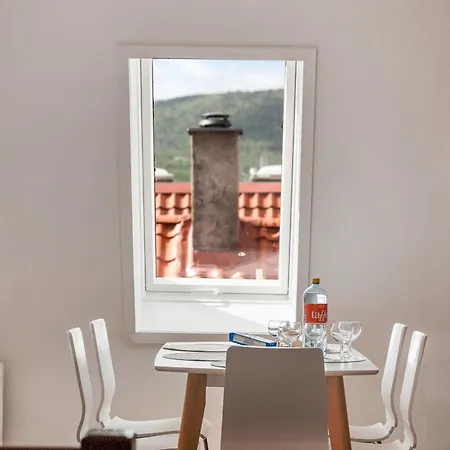 3 Bedroom In Heart Of Apartment *